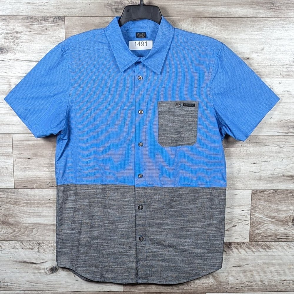 Oakley* Men's Short Sleeve Button Down‎ Curved Hem Chest Pocket Shirt~ Medium